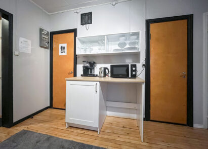 The separate apartment on the ground floor of the Räyskälä Grand Villa has a kitchenette and tableware.