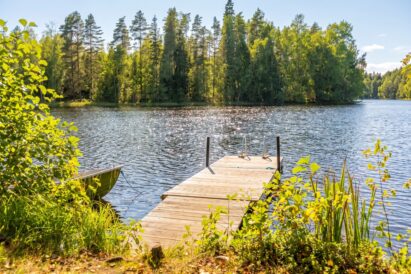 On the shore of Syvälahti, a stone's throw from Loppi Wilderness Villa, there is a pier and a rowing boat available for its guests.