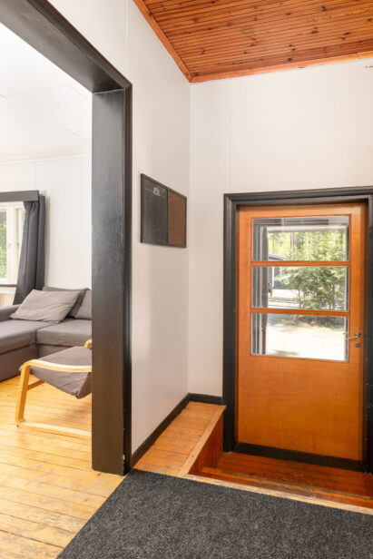 The separate apartment at the west end of the Räyskälä Grand Villa is also available for rent as the Räyskälä Lake Apartment.