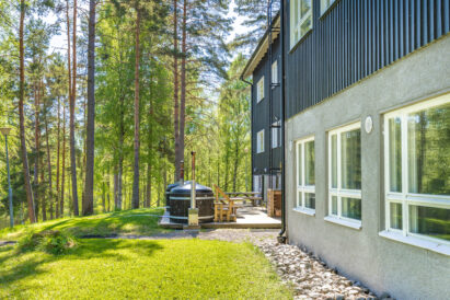The hot tub terrace of the Räyskälä Grand Villa is located right by the scenic Lake Kaartjärvi.