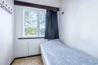 Single bedroom (Room 11) at Räyskälä Grand Villa.