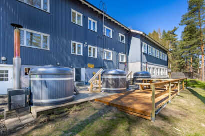 The lakeside terrace of Räyskälä Grand Villa features three hot tubs and a scenic view over the beautiful Lake Kaartjärvi.
