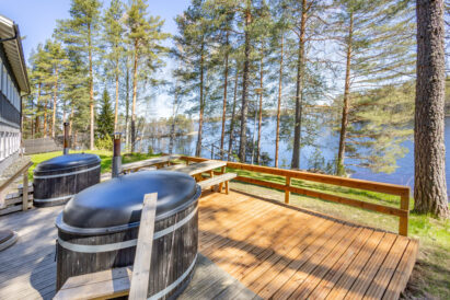 The lakeside terrace of Räyskälä Grand Villa features three hot tubs and a scenic view over the beautiful Lake Kaartjärvi.