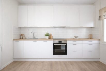 Tekoälyllä tuotettu havainnekuva Räyskälän Kattohuoneiston ison huoneiston keittiöstä.