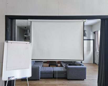 The main hall is equipped with a projection screen, a data projector, and a whiteboard.